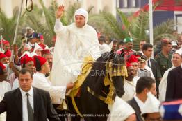 Image du Maroc Professionnelle de  Le Roi Mohammed VI assis sur un cheval quitte la mosquée Moulay Abdelaziz après avoir effectué la prière du vendredi 2 novembre 2001 à Laayoune.
Le Roi du Maroc entame une nouvelle visite historique dans les provinces du sud du Maroc comprenant Dakhla et Laayoune. (Photo / Abdeljalil Bounhar) 